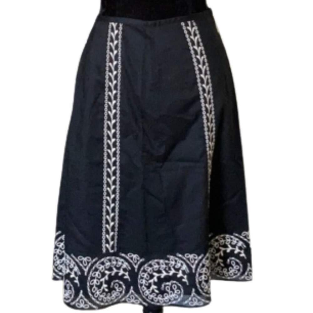Ann Taylor black/white embroidered skirt size 6